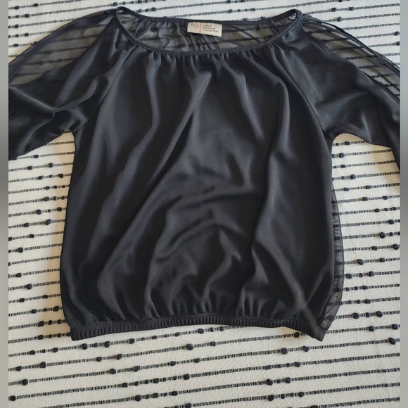 Sheer top with split sleeves - Picture 2 of 3